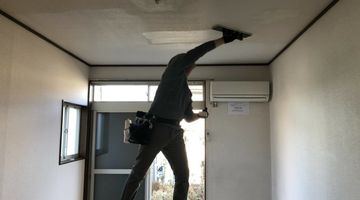 洋間天井　クロスメイク　施工中　藤沢市　Nアパート            