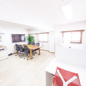 平塚市にお住いでクロス壁紙貼替工事のコストカットならクロスメイクです。